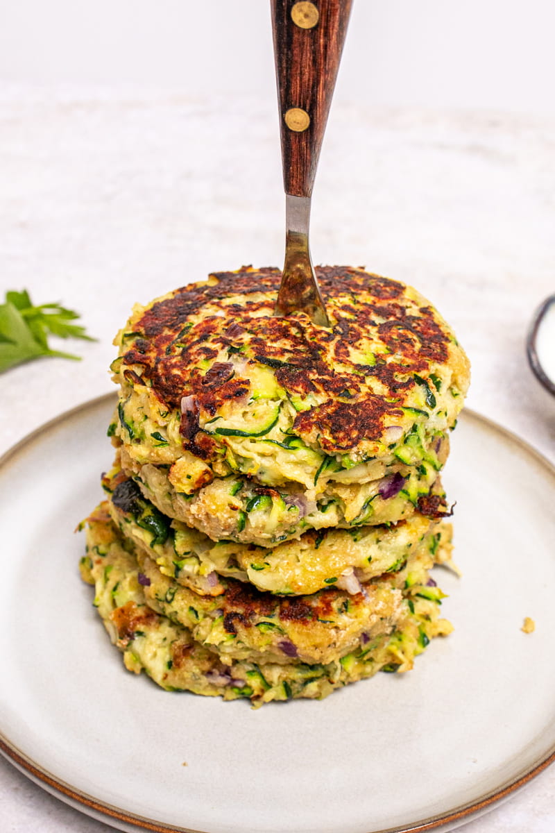 Zucchinipuffer gestapelt