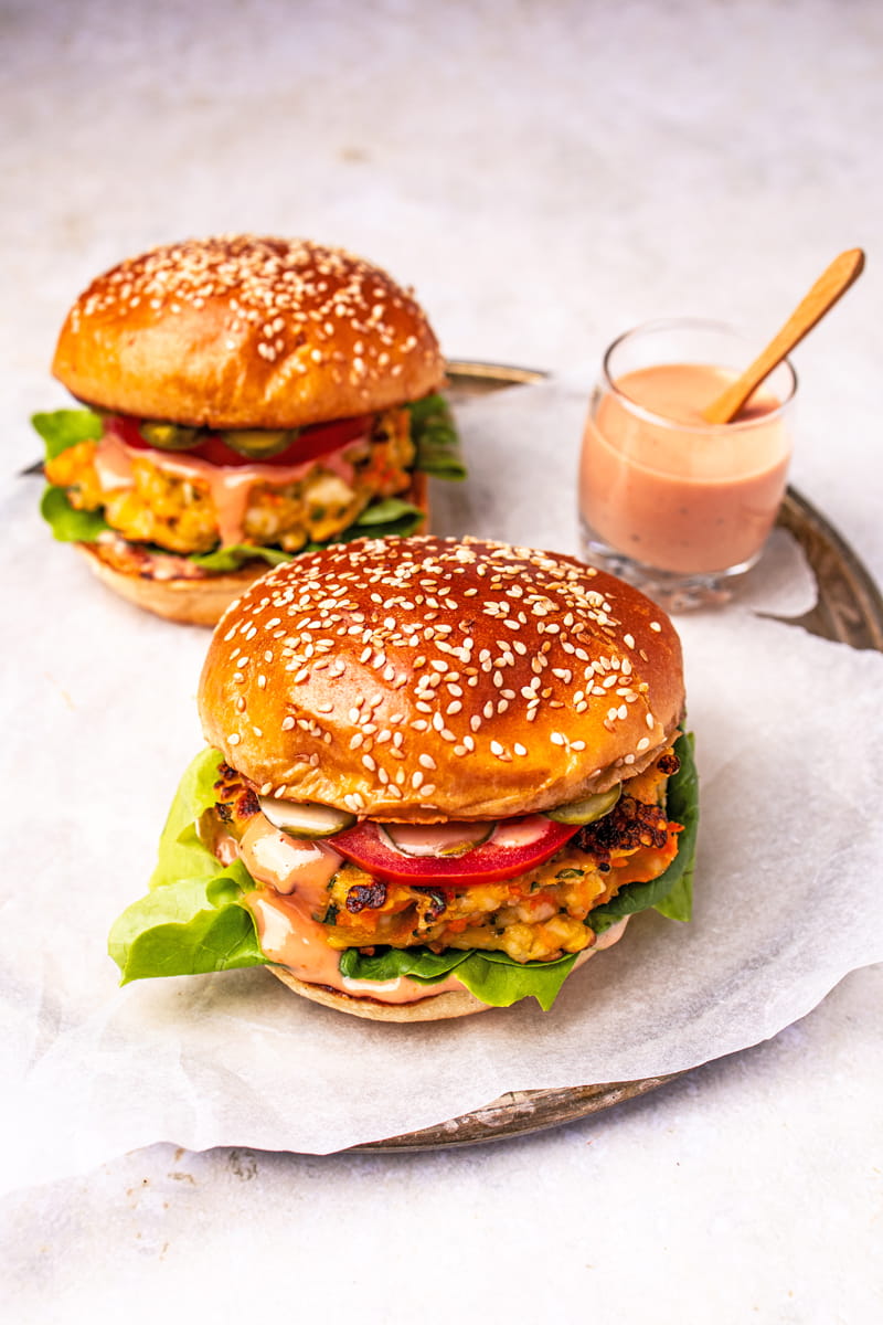 Zwei Halloumi-Burger auf einem Tablett
