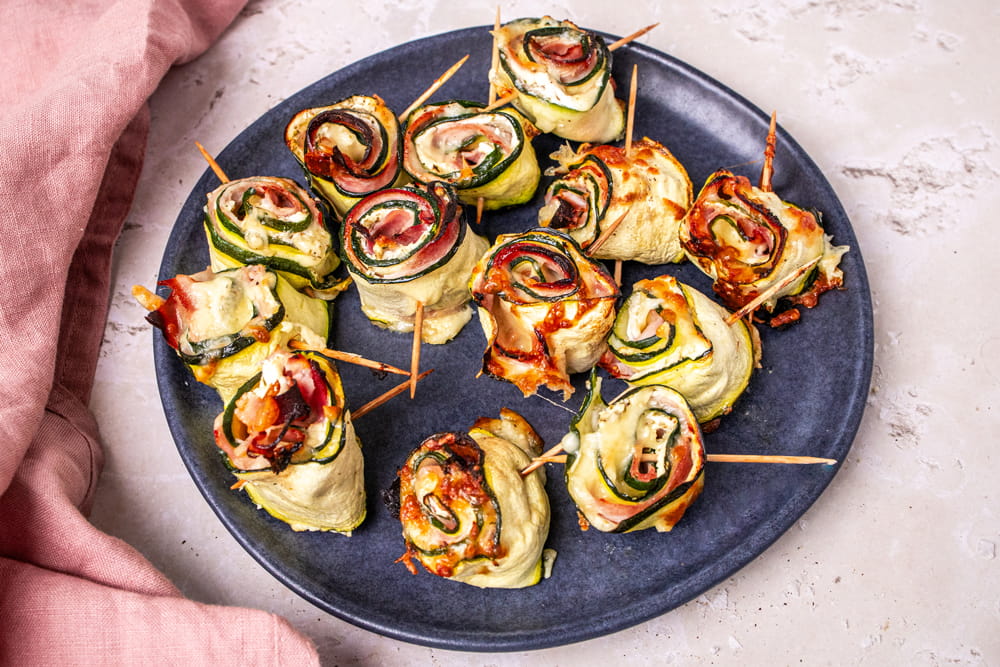 Zucchiniröllchen aus der Heißluftfritteuse mit Käse-Schinkenfüllung