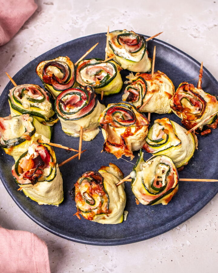Zucchiniröllchen aus der Heißluftfritteuse mit Käse-Schinkenfüllung