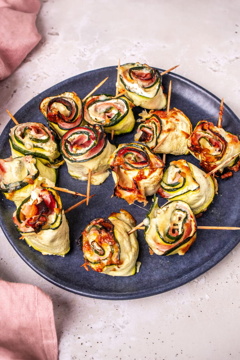 Zucchiniröllchen aus der Heißluftfritteuse mit Käse-Schinkenfüllung