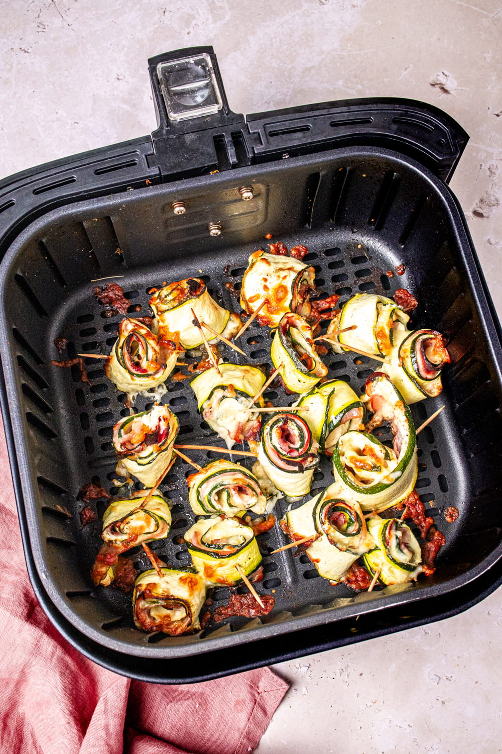 Zucchiniröllchen im Air Fryer nach dem Backen