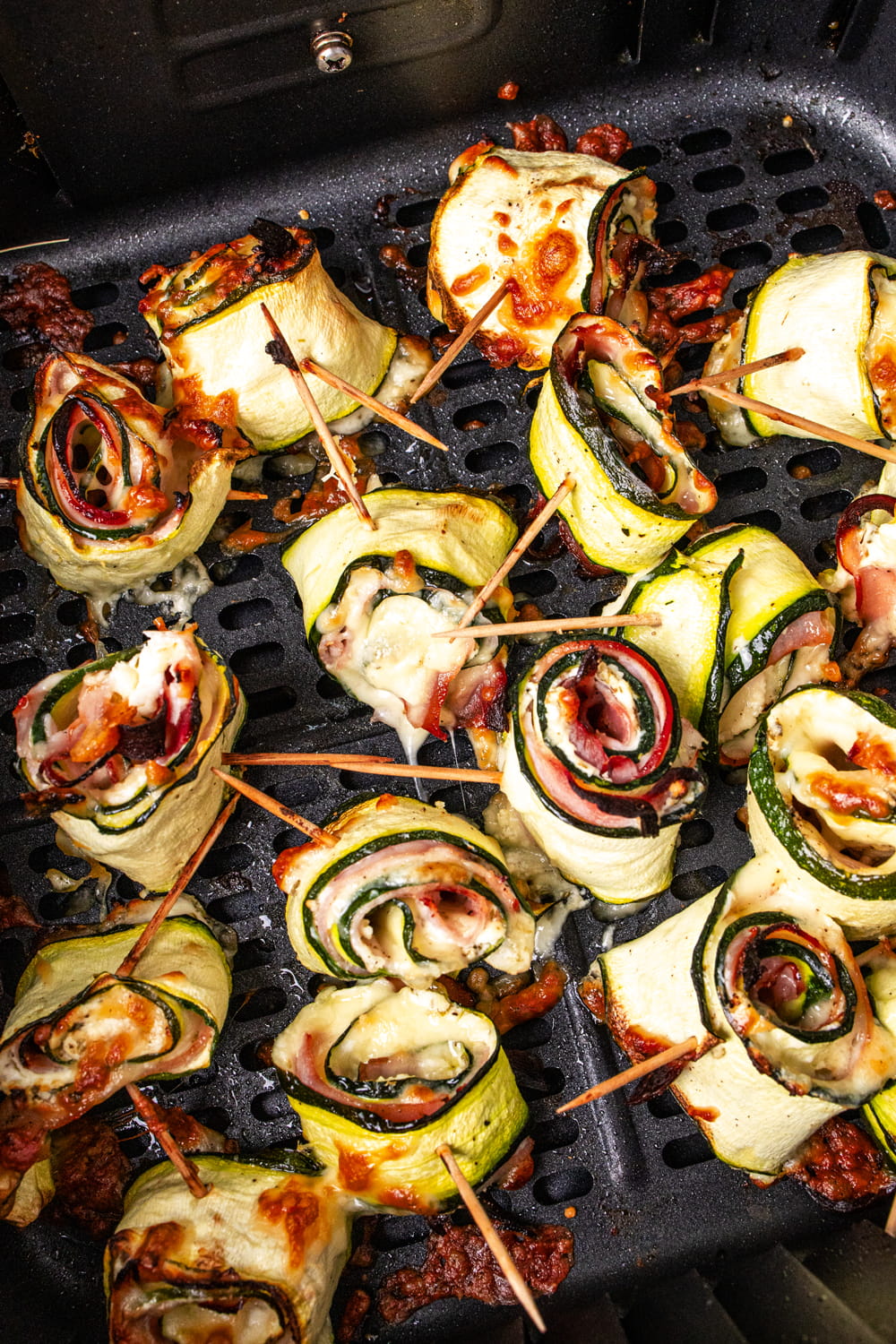 Zucchiniröllchen in der Heißluftfritteuse gebacken