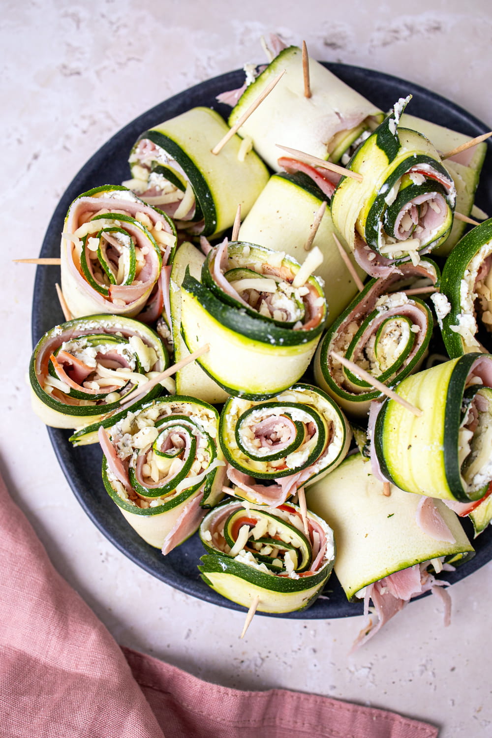 Zucchiniröllchen ungebacken