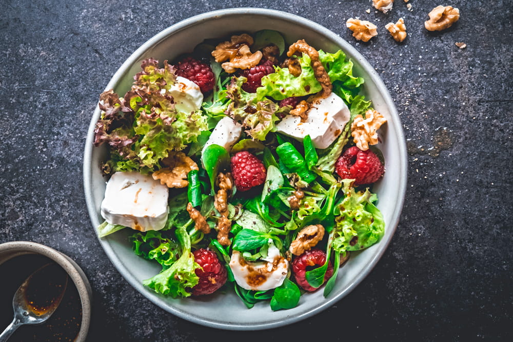 Salat mit Ziegenkäse, Himbeeren und Balsamico-Senf-Dressing