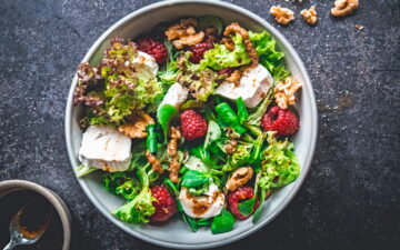 Salat mit Ziegenkäse und Himbeeren