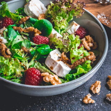 Salat mit Ziegenkäse und Himbeeren