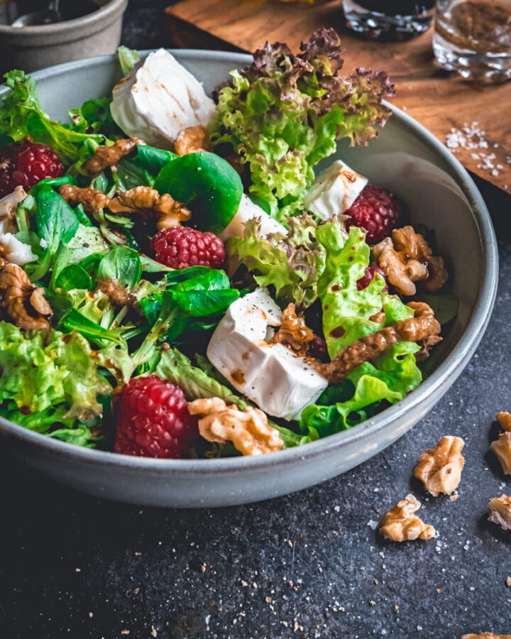 Salat mit Ziegenkäse und Himbeeren