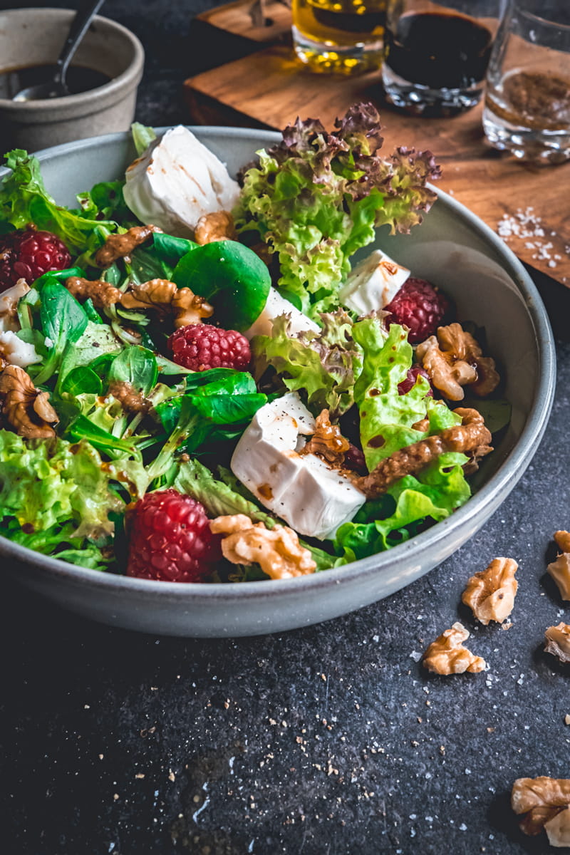 Salat mit Ziegenkäse in großer Schüssel angerichtet