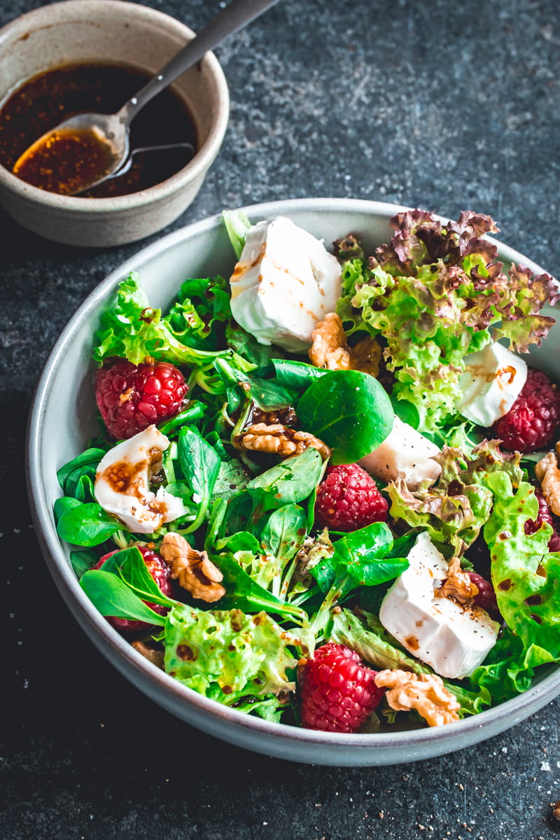 Salat in Schüssel angerichtet