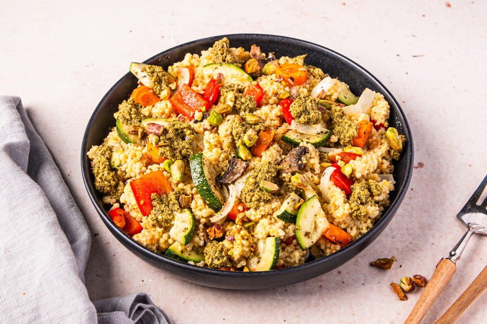 Hirsesalat in tiefem Teller angerichtet