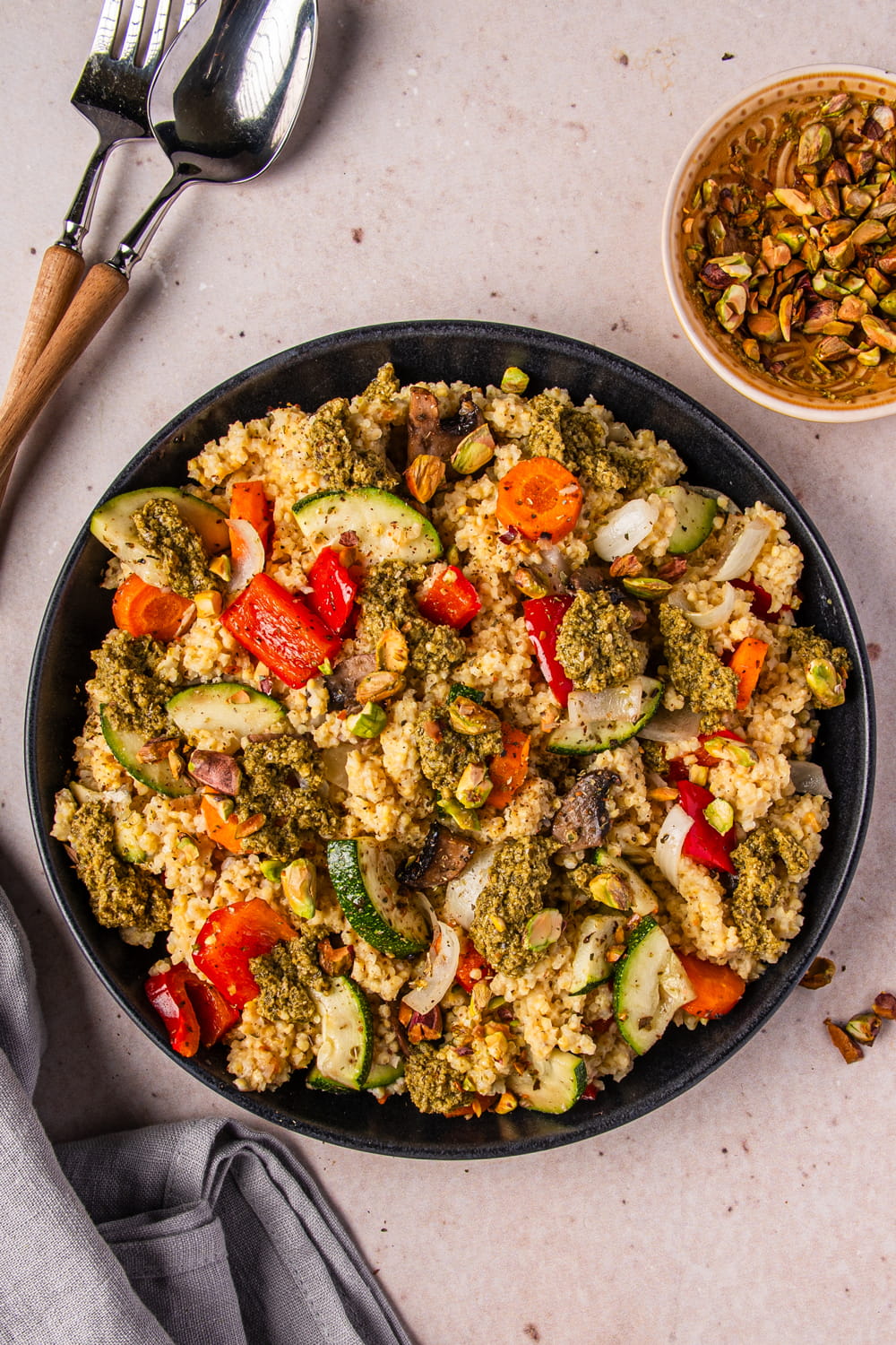 Hirsesalat mit Ofengemüse und Pesto von oben fotografiert
