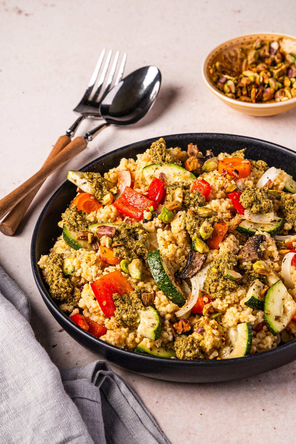 Hirsesalat angerichtet mit Besteck