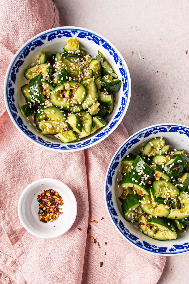 Chinesischer Gurkensalat fertig angerichtet