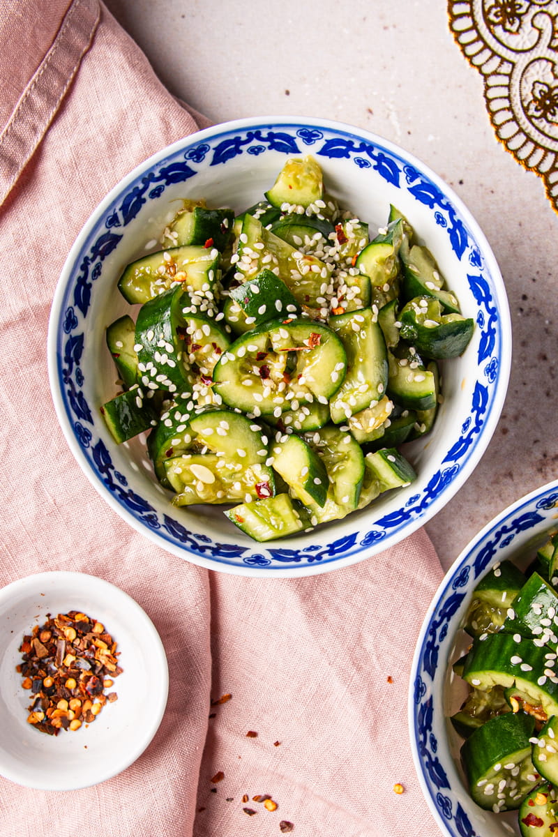 Chinesischer Gurkensalat von oben fotografiert