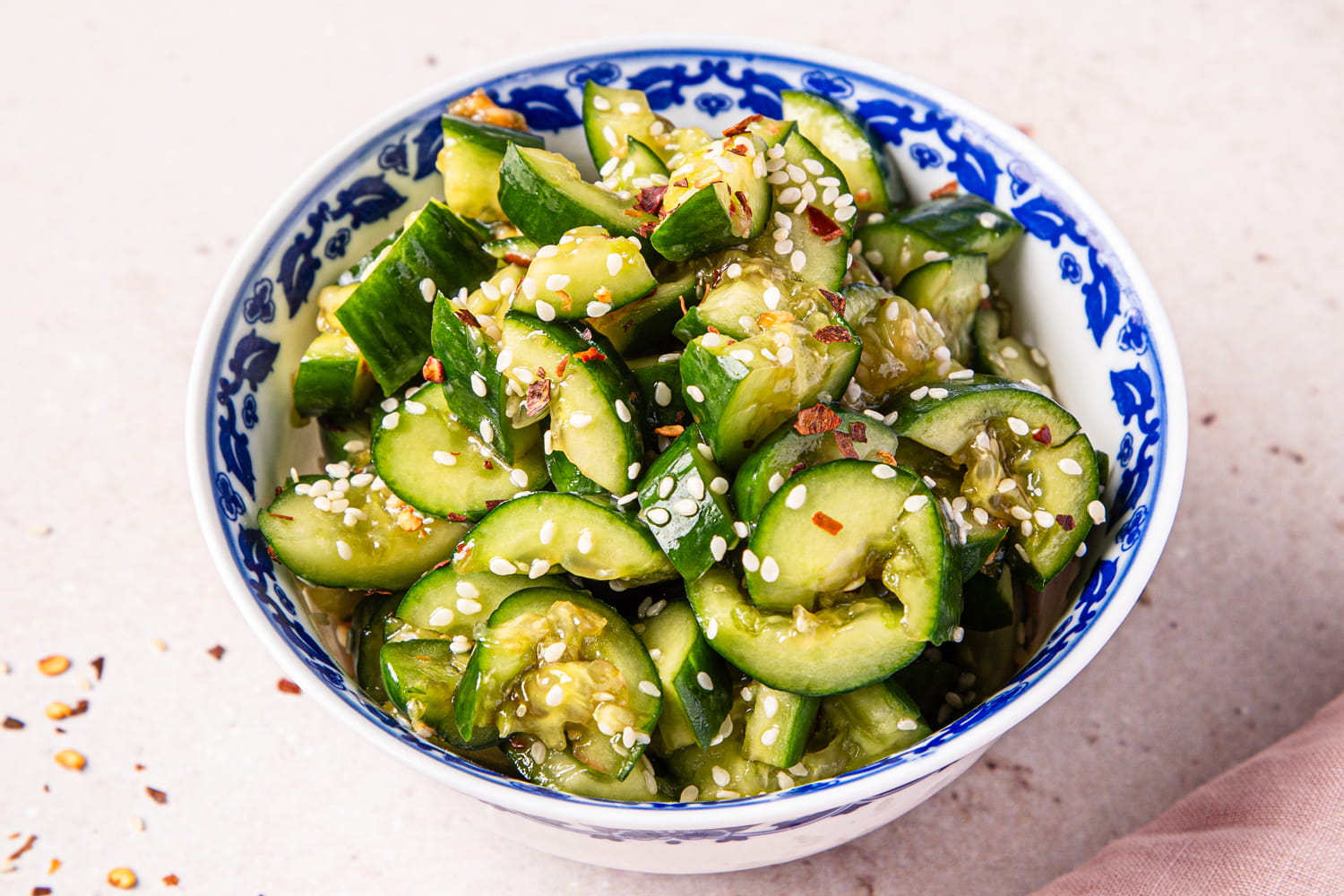 Chinesischer Gurkensalat in Schüssel angerichtet